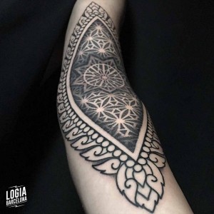 tatuaje_brazo_tradicional_geometrico_logiabarcelona_willian_spindola_